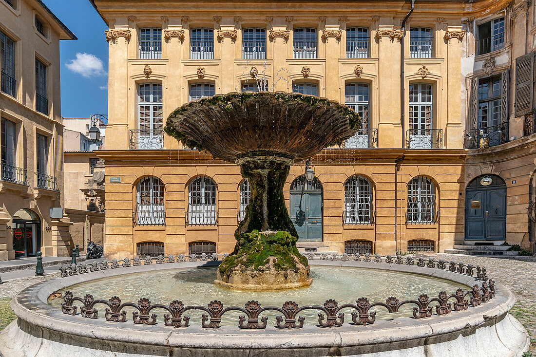 Historischer Brunnen am Place d'Albertas in Aix en Provence, Frankreich
