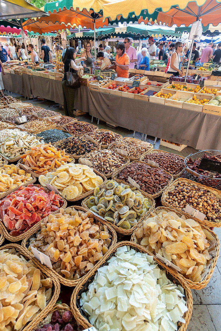 Place Richelme, Wochenmarkt, Marktstand mit Nüssen und Trockenfrüchten, Aix en Provence, Frankreich