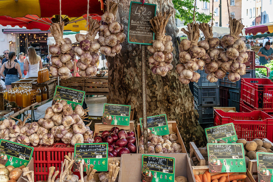 Place Richelme, weekly market, market stall with vegetables, garlic, Aix en Provence, France