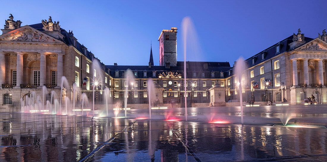 Water fountains on the Place de la Liberation in Dijon, Le Palais des Ducs de Bourgogne, Ducal Palace, Cote d Or, Burgundy, France