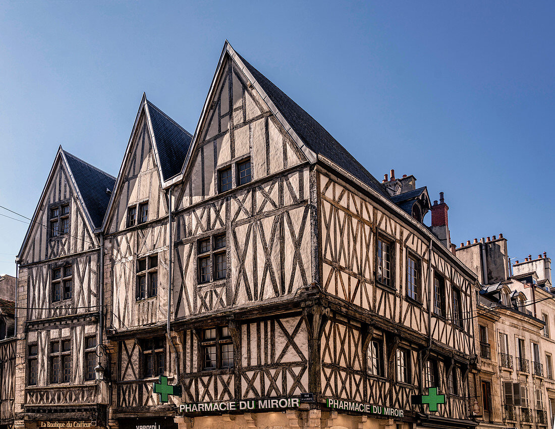 Fachwerkhäuser im Tudor-Stil, Altstadt von Dijon, Côte-d'Or, Bourgogne Franche-Comté, Frankreich