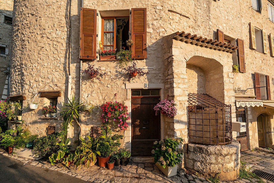 Mittelalterliches Dorf Saint-Paul-de-Vence, Hausfassade mit Blumen, Alpes-Maritimes, Provence-Alpes-Côte d’Azur