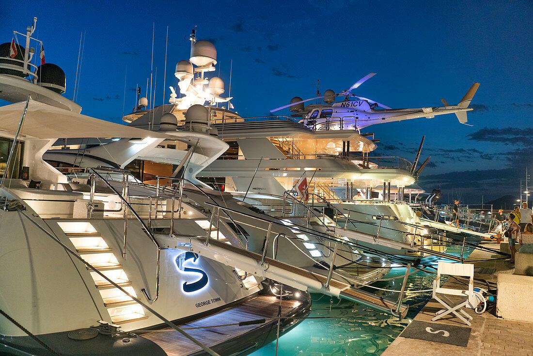 Luxury yachts in the harbor of St … – License image – 71307877 lookphotos