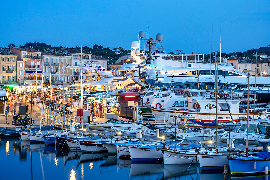 Fischerboote und Luxusyachten im Hafen von St. Tropez, Var, Côte d'Azur, Südfrankreich, Frankreich