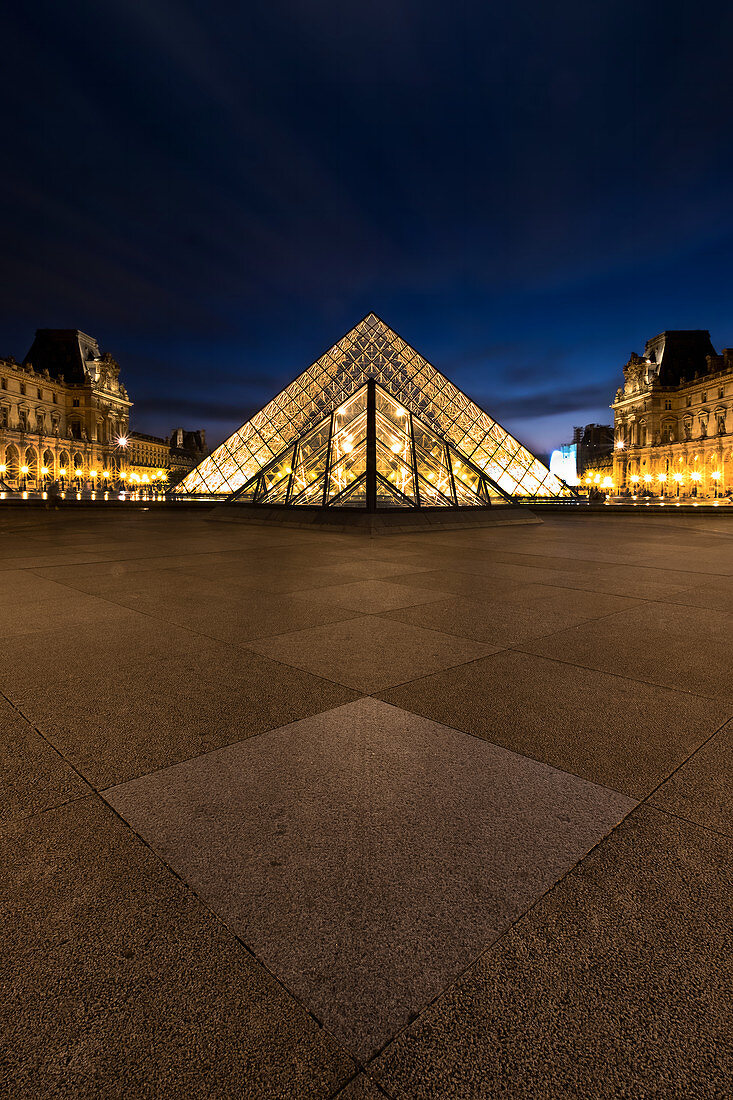 Innenhof des Louvre mit Blick auf die beleuchtete Pyramide zur blauen Stunde, Paris, Frankreich
