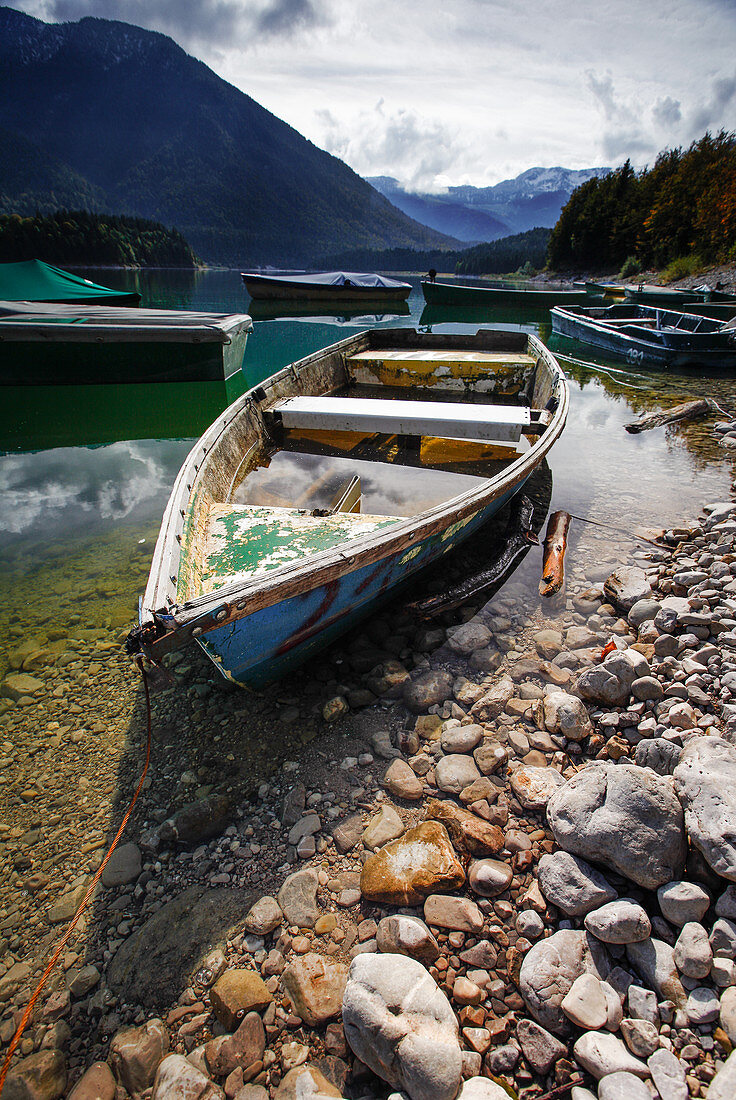 Old rowing boat at Sylvensteinsee in the background the Alps, Sylvenstein Reservoir, Bavaria, Germany