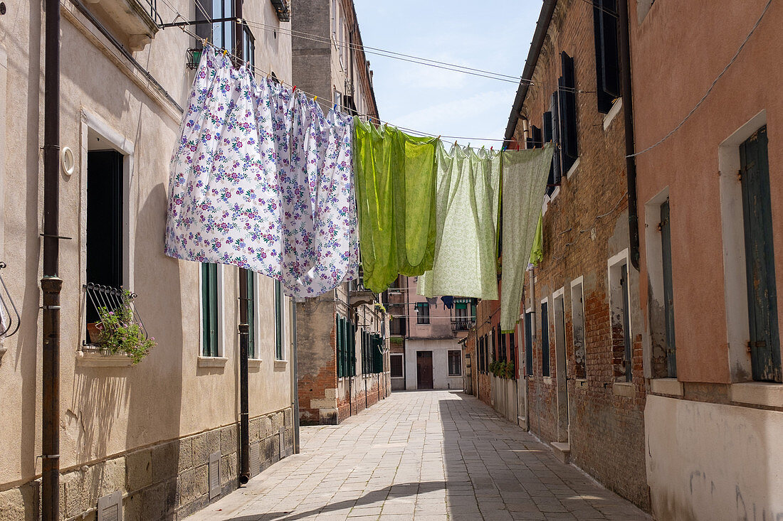 Betttücher an der Wäscheleine, Murano, Italien