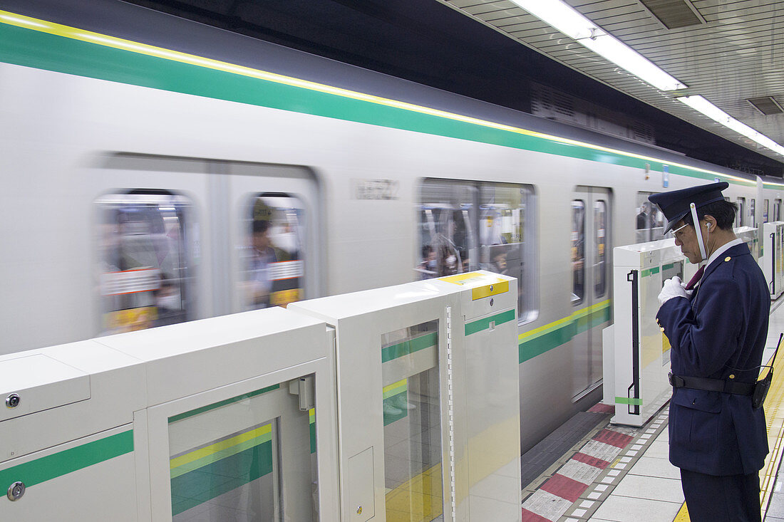 Schaffner bei der U-Bahn, Tokio, Japan
