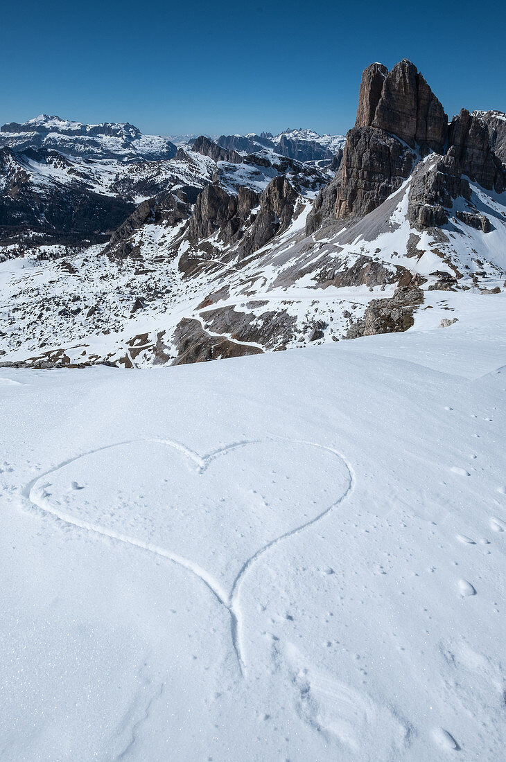 Cinque Torri vom Rifugio Nuvolau aus mit Blick auf die Dolomiten im Vordergrund ein Herz, Cortina d’Ampezzo