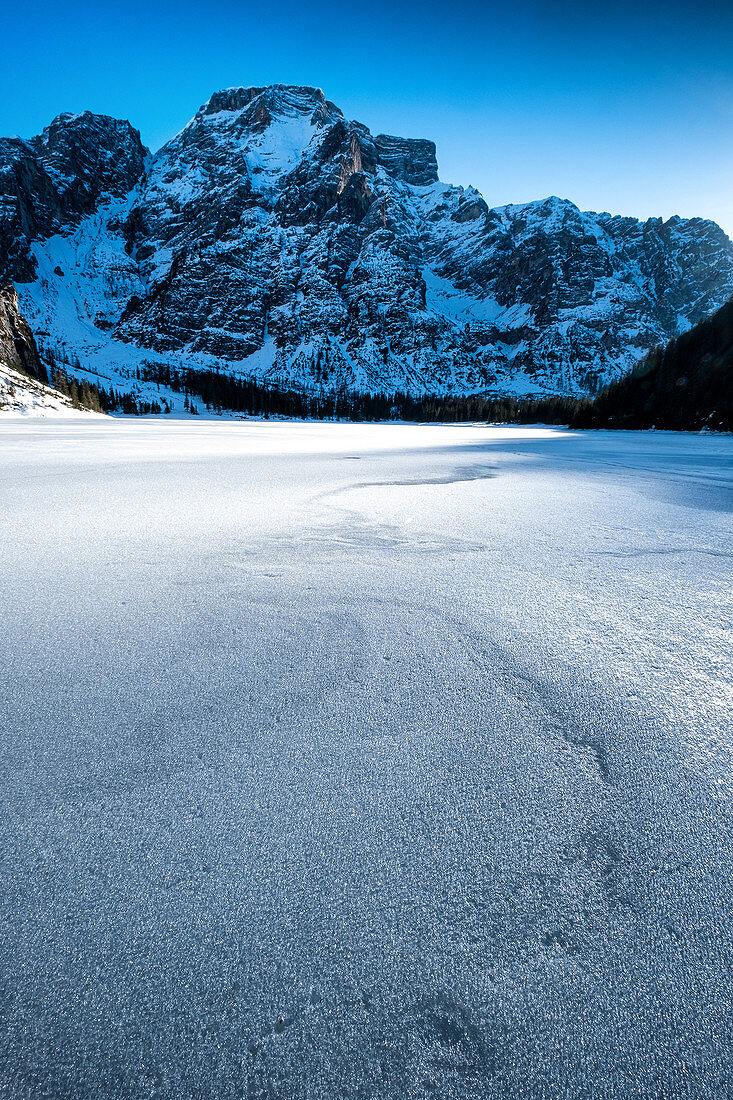 Zugefrorener Pragser Wildsee, im Hintergrund Dolomiten im Winter, Lago di Braies, Prags, Südtirol, Italien