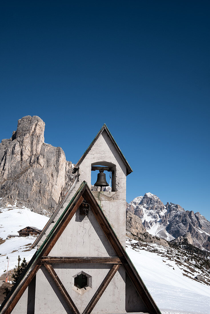 Kapelle Chiesa di San Giovanni Gualberto am Passo di Giau im Winter, im Hintergrund Dolomiten, Belluno, Italien