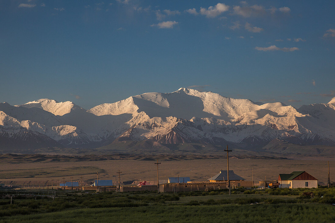 Von der kirgisischen Siedlung Sary Mogul blickt man geradewegs auf die Transalaikette und damit den nördlichen Ausläufern des Pamir-Gebirges. Der Pik Lenin (7.134 m ) ist die höchste Erhebung des Gebirgs-Massivs.