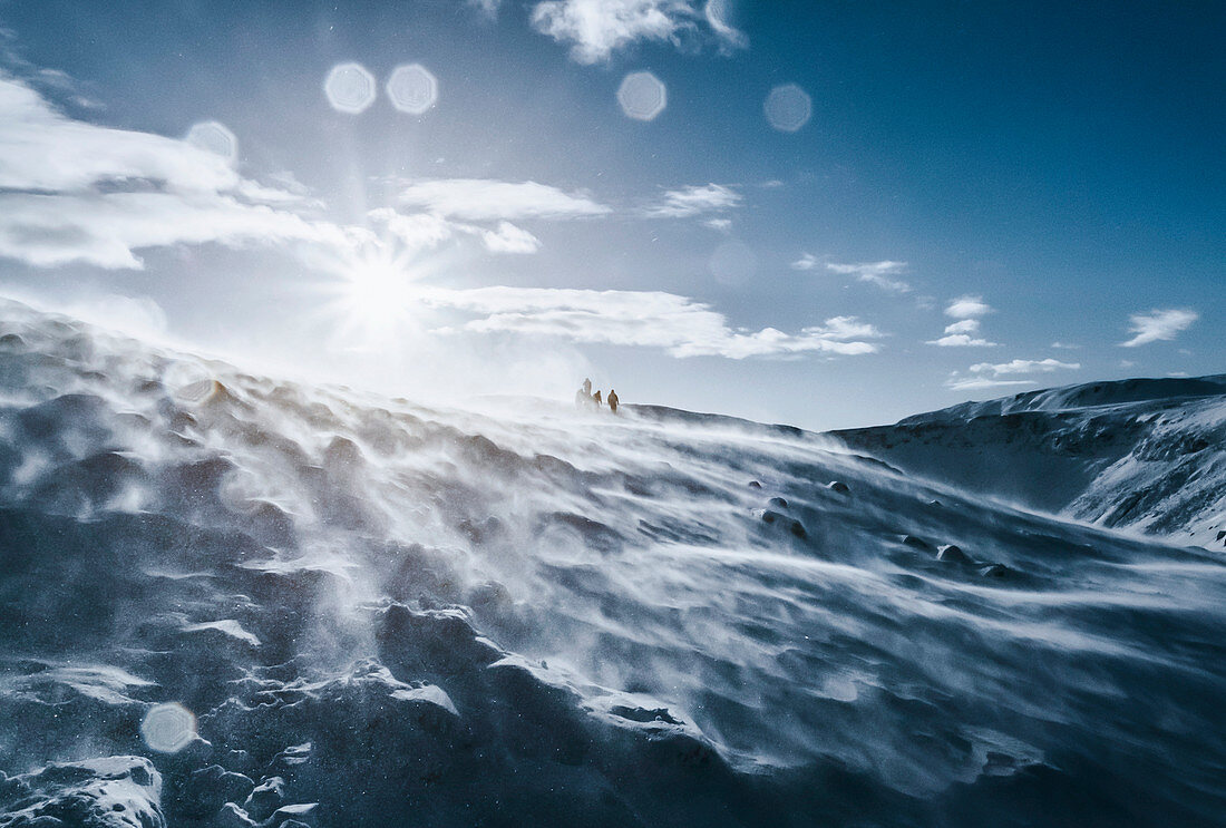 Menschen in schneebedecktem Berg, Reykjadalur, Island