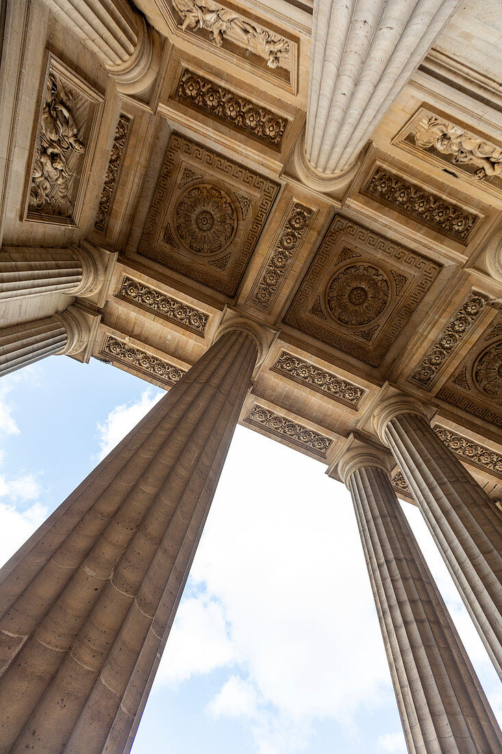 Spalten und gemeißelte Decke in Paris, Frankreich