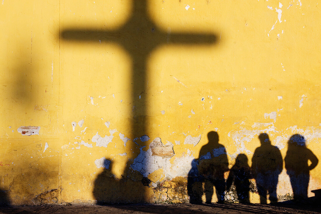 Schatten von Kreuz und Menschen, Chiapas, Mexiko