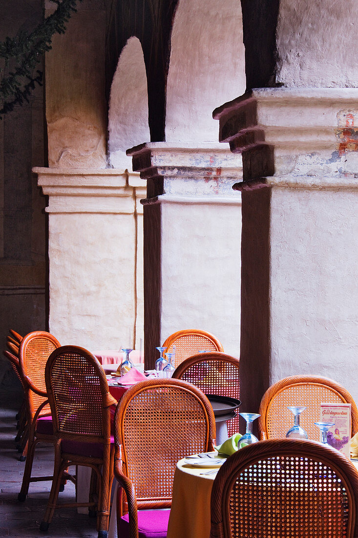 Restaurantbestuhlung inmitten von Säulen, Oaxaca, Mexiko