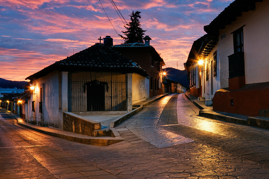 Halbierende Straße in Dawn, Chiapas, Mexiko