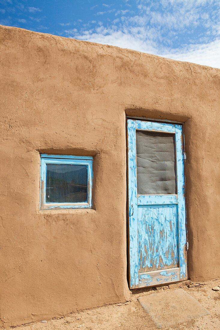 Tür zu einem Adobe-Gebäude, Taos, New Mexico, USA