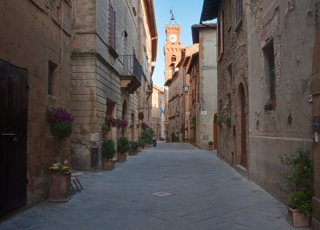 Mittelalterliche Straße und Uhrturm, Toskana, Italien
