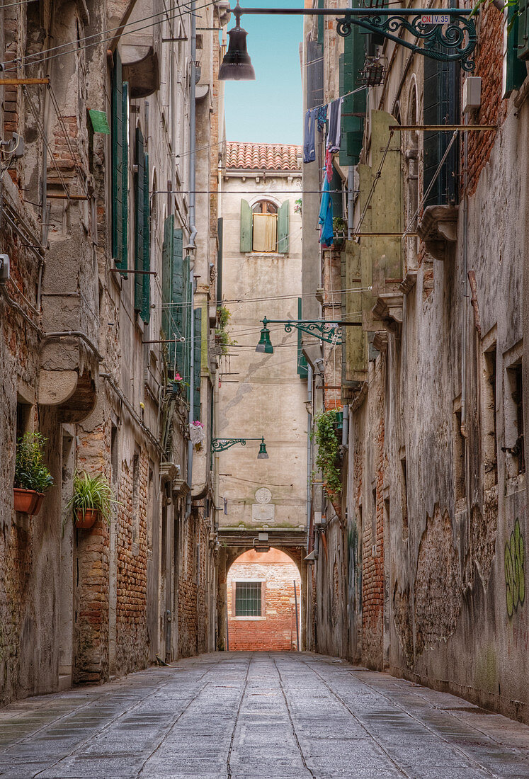 Gasse zwischen Gebäuden der Alten Welt, Venedig, Italien