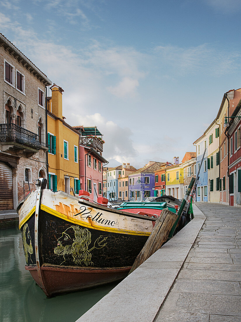 Gondel am Kanal vertäut, Venedig, Italien