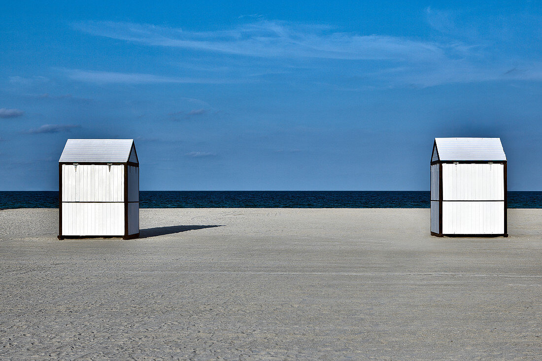 Schuppen an einem verlassenen Strand, Miami, Florida, USA