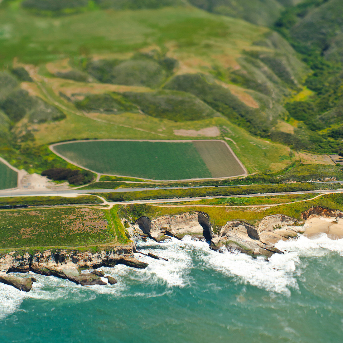Luftaufnahme einer Küstenstraße und eines Tals, San Mateo, Kalifornien, USA