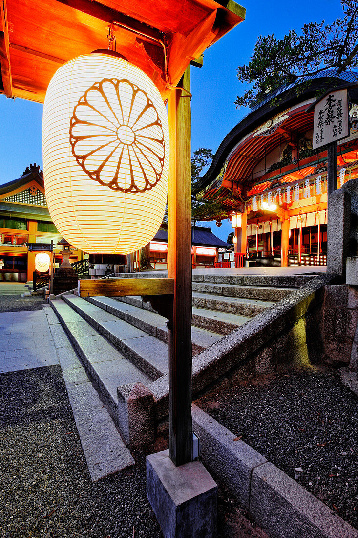 Abendszene am Inari-Schrein, Kyoto, Japan