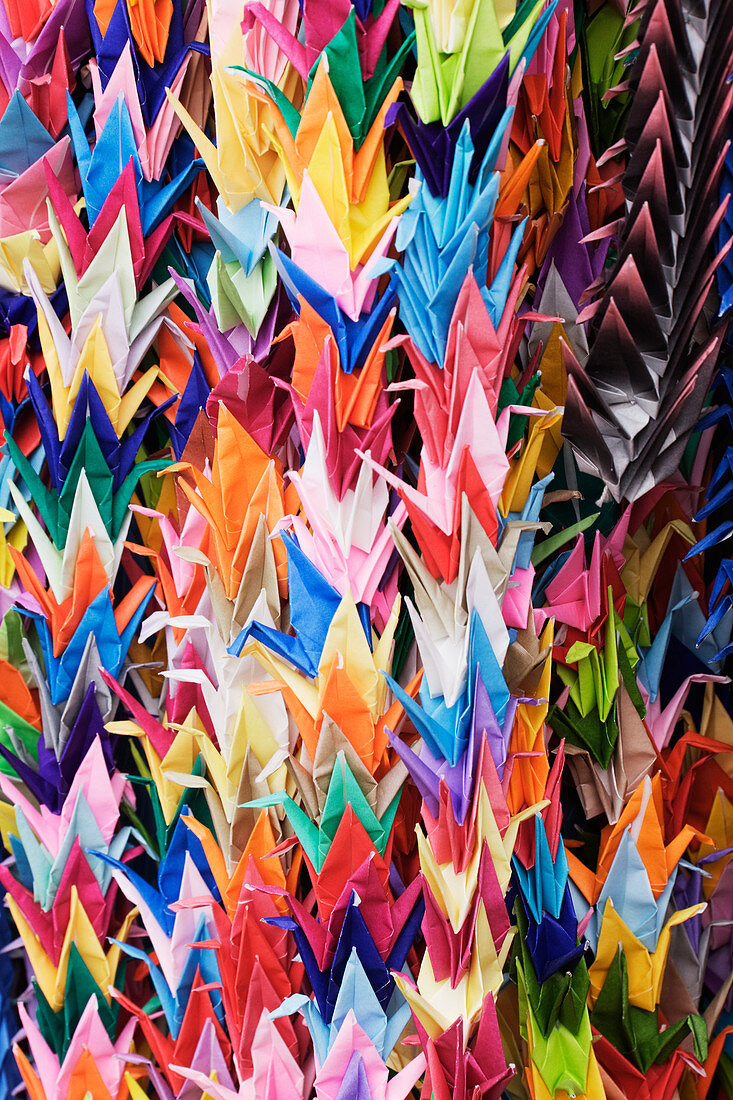 Nahaufnahme von mehrfarbigen Origami-Kranen, Kyoto, Japan