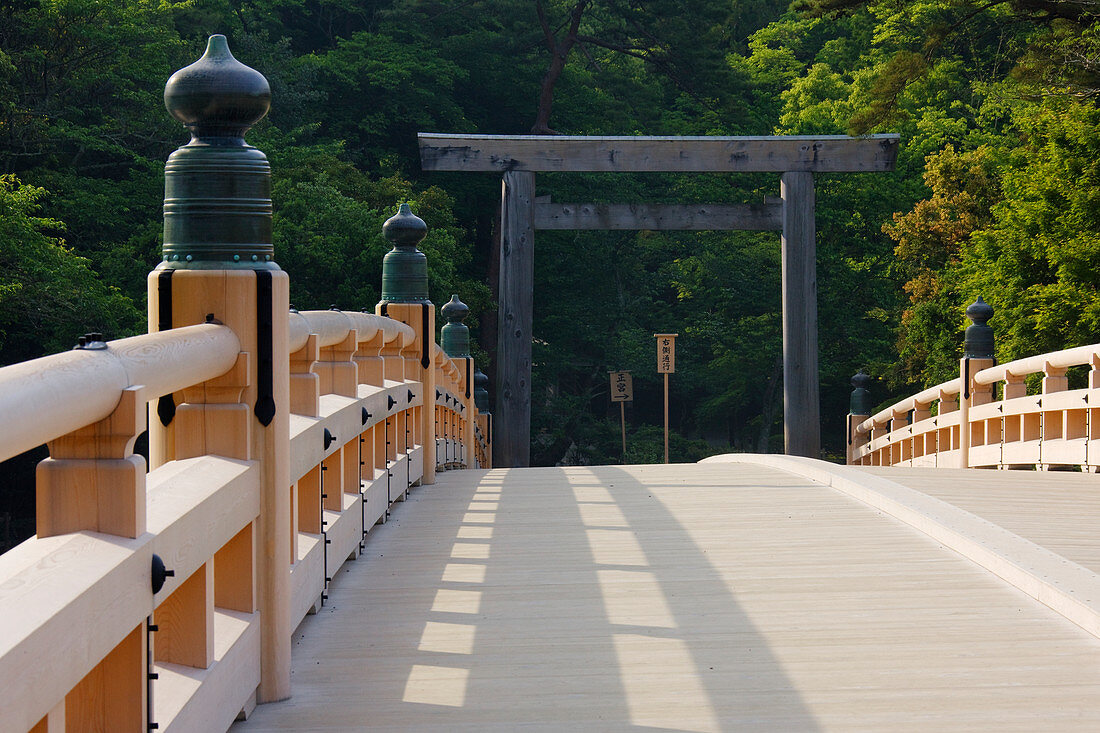 Brücke am Eingang zu einem Schrein, Ise, Japan