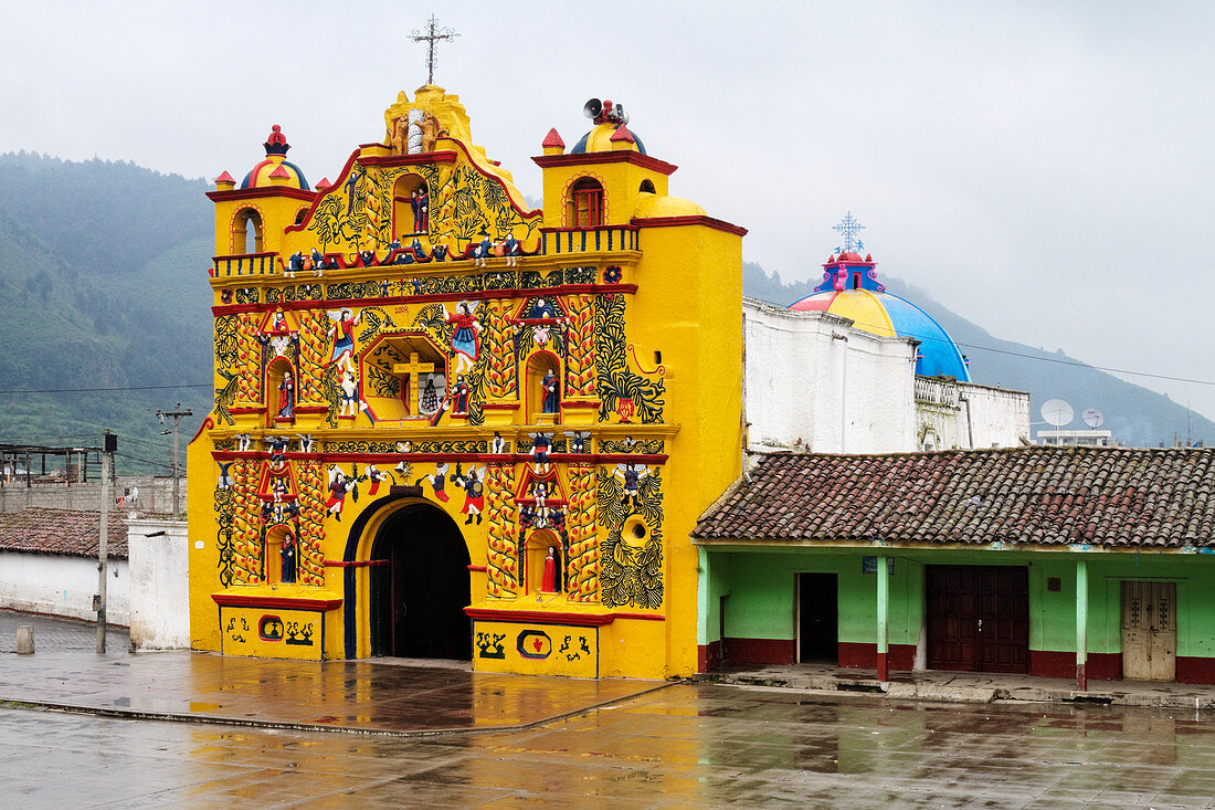 Farbenfrohe Kirche von San Andres Xecul, Guatemala