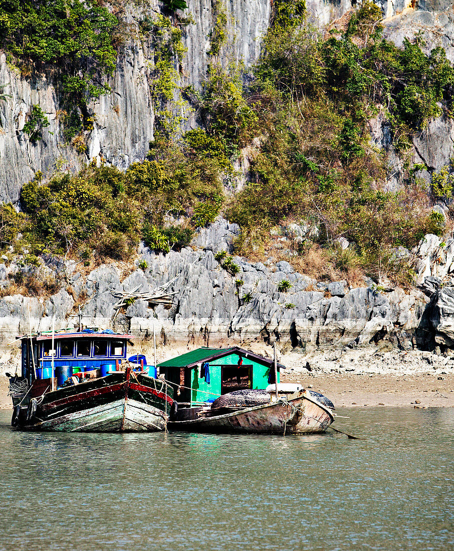 Fischerboote am Ufer, Halong Bay, Quang Ninh, Vietnam