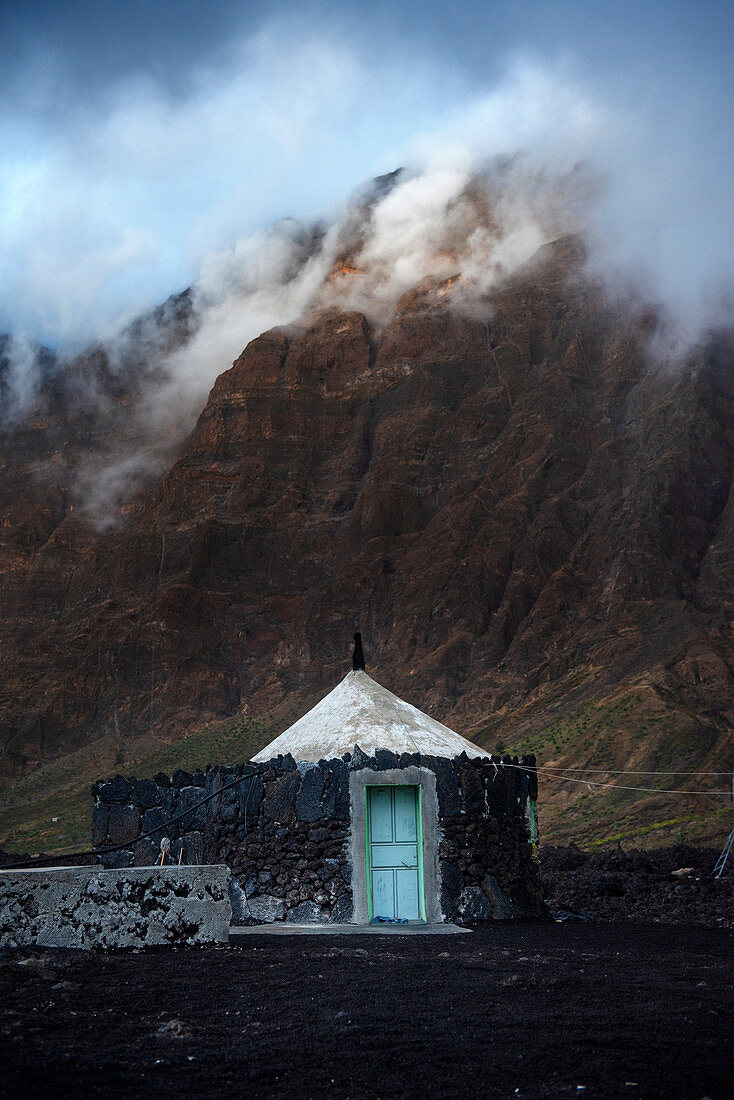 Landwirtschaft in den Lavafeldern der Insel Fogo, Steinhütte im Nationalpark Fogo, Dorf Cha, Kap Verde