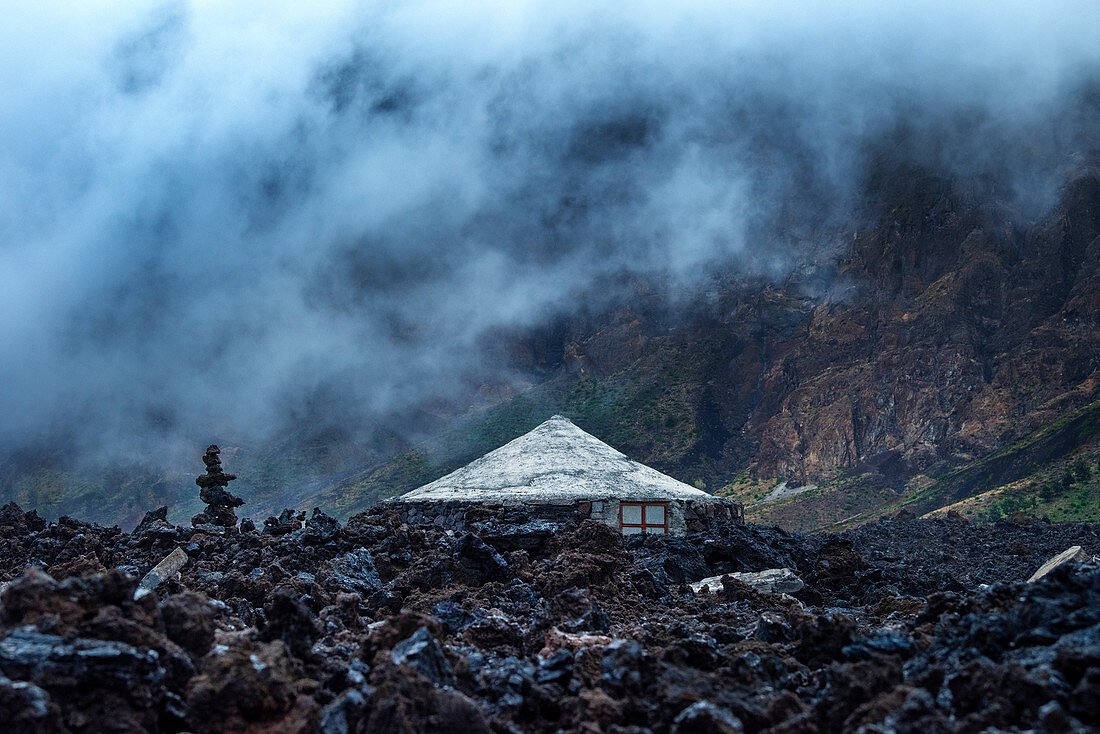 Landwirtschaft in den Lavafeldern der Insel Fogo, Steinhütte im Nationalpark Fogo, Dorf Cha, Kap Verde