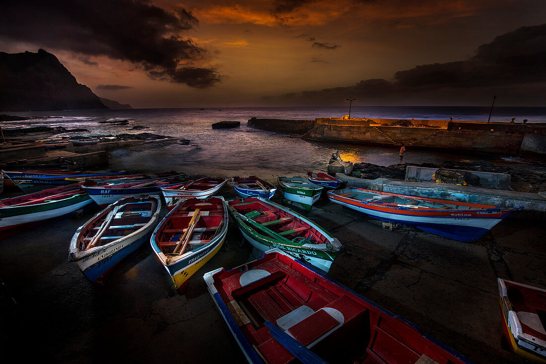 Kap Verde, Insel Santo Antao, Fischerboote im Hafen bei Dämmerung