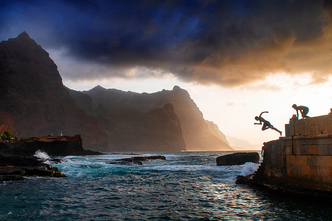 Kap Verde, Insel Santo Antao, Küstenlandschaft mit Bergen, Jugendliche springen ins Meer