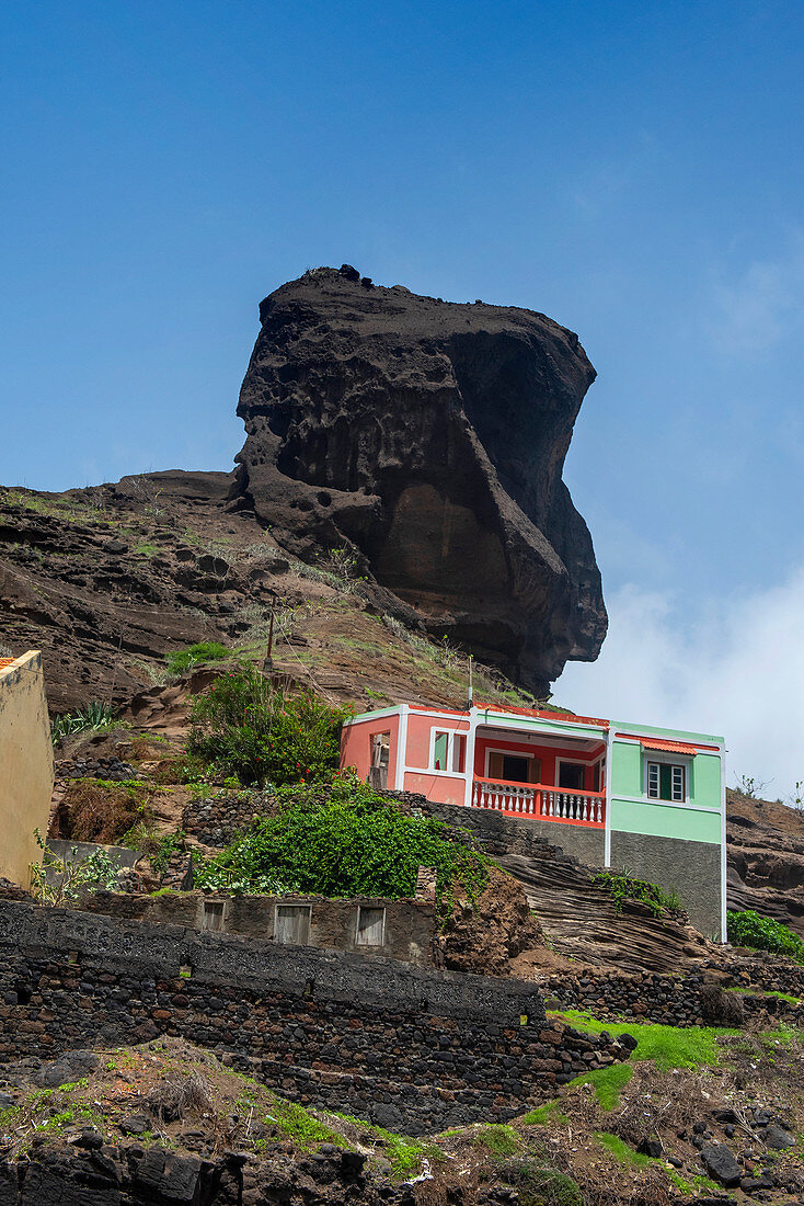Kap Verde, Insel Santo Antao, Landschaft mit Bergen und Wohnhaus an einem Hang