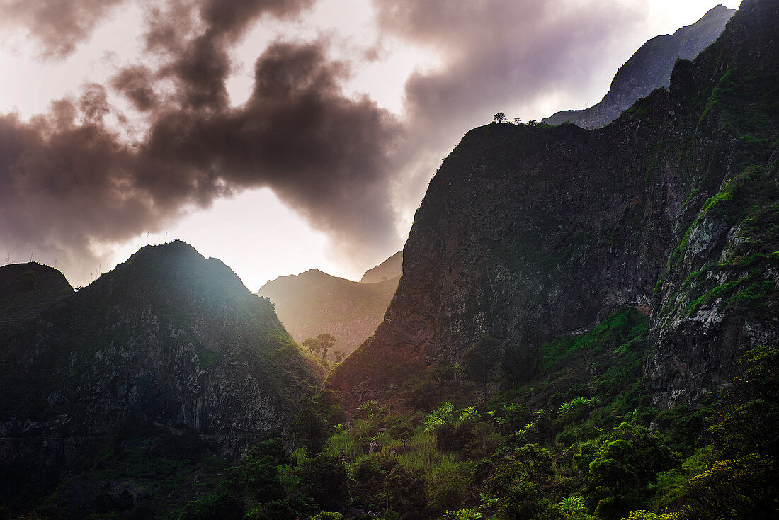 Kap Verde, Insel Santo Antao, Landschaft mit Bergen, grünes Tal, Sonnenuntergang