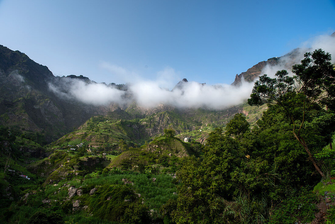 Kap Verde, Insel Santo Antao, Landschaft, Berge, Tal mit traditionellen Häusern