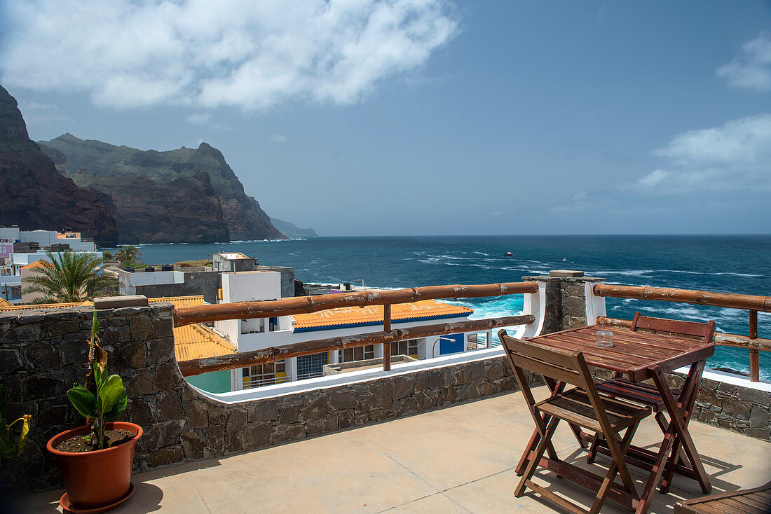 Kap Verde, Insel Santo Antao, Dachterrasse mit Blick aufs Meer