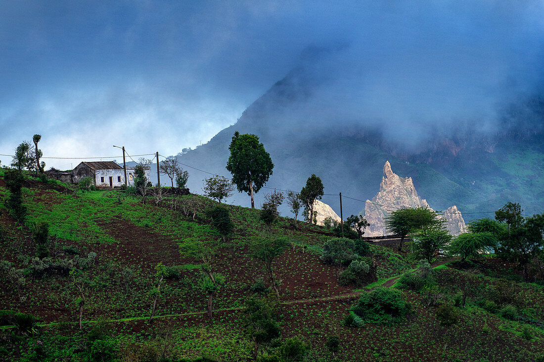 Häuser und Felder auf einem Hügel im Hinterland der Insel Santiago, Kap Verde