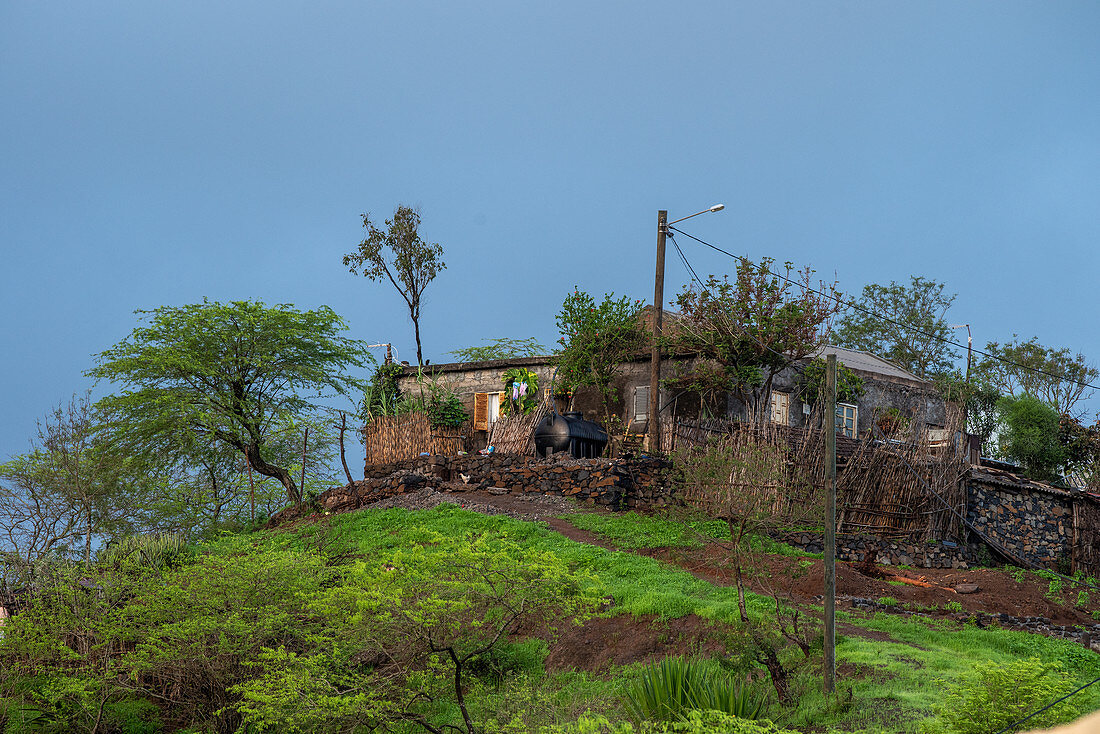 Haus auf einem Hügel im Hinterland der Insel Santiago, Kap Verde