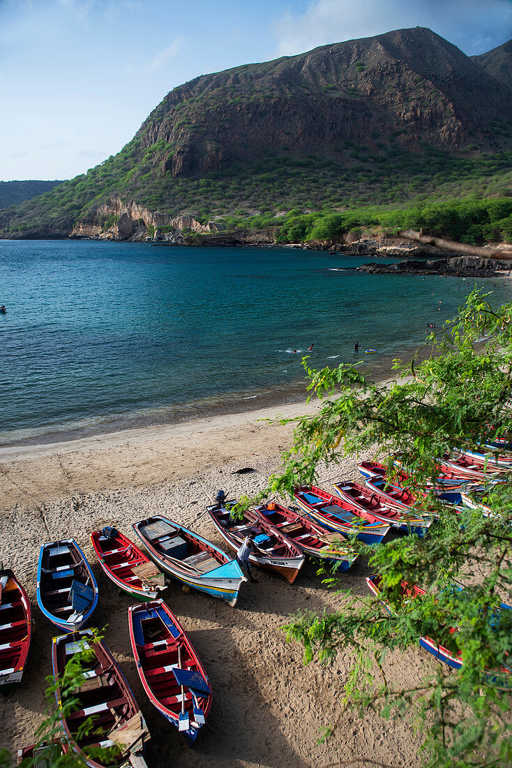 Strand mit bunten Booten, Insel Santiago, Kap Verde