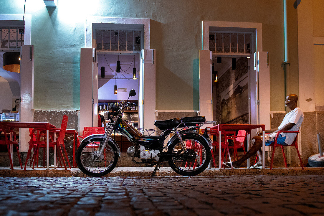 Straßencafe bei Nacht,  Mindelo, Insel Sao Vicente, Kap Verde