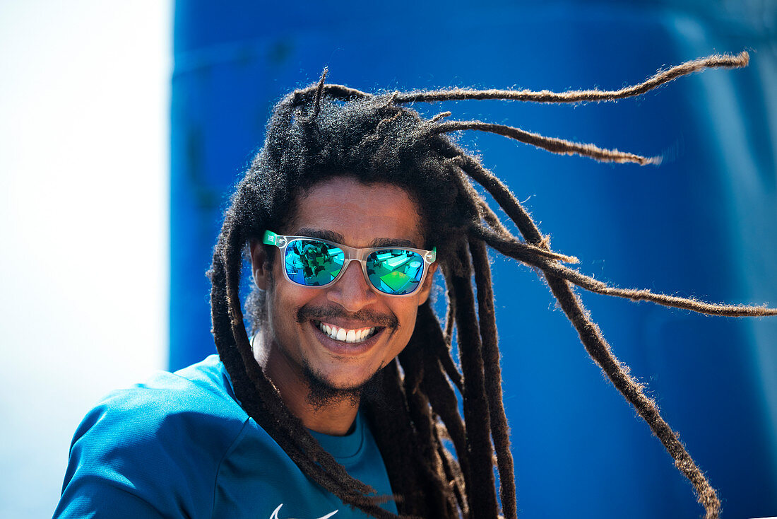 Portrait eines jungen Mannes mit Sonnenbrille und Rastalocken, Insel Sao Vicente, Kap Verde