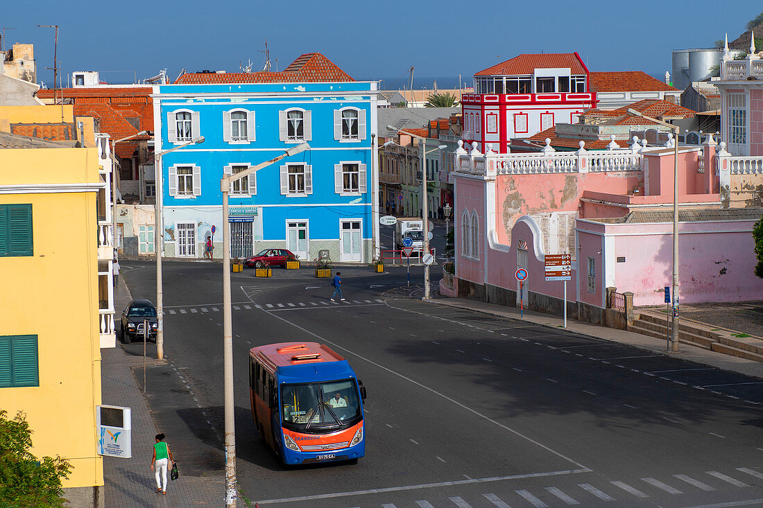 Stadtansicht von Mindelo mit bunten Häusern, Insel Sao Vicente, Kap Verde