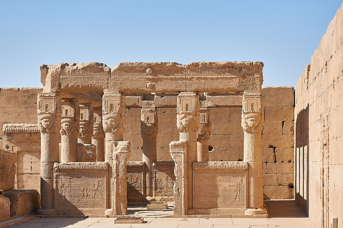 Mauerreste innerhalb der Tempelanlage Dendera, Oberägypten