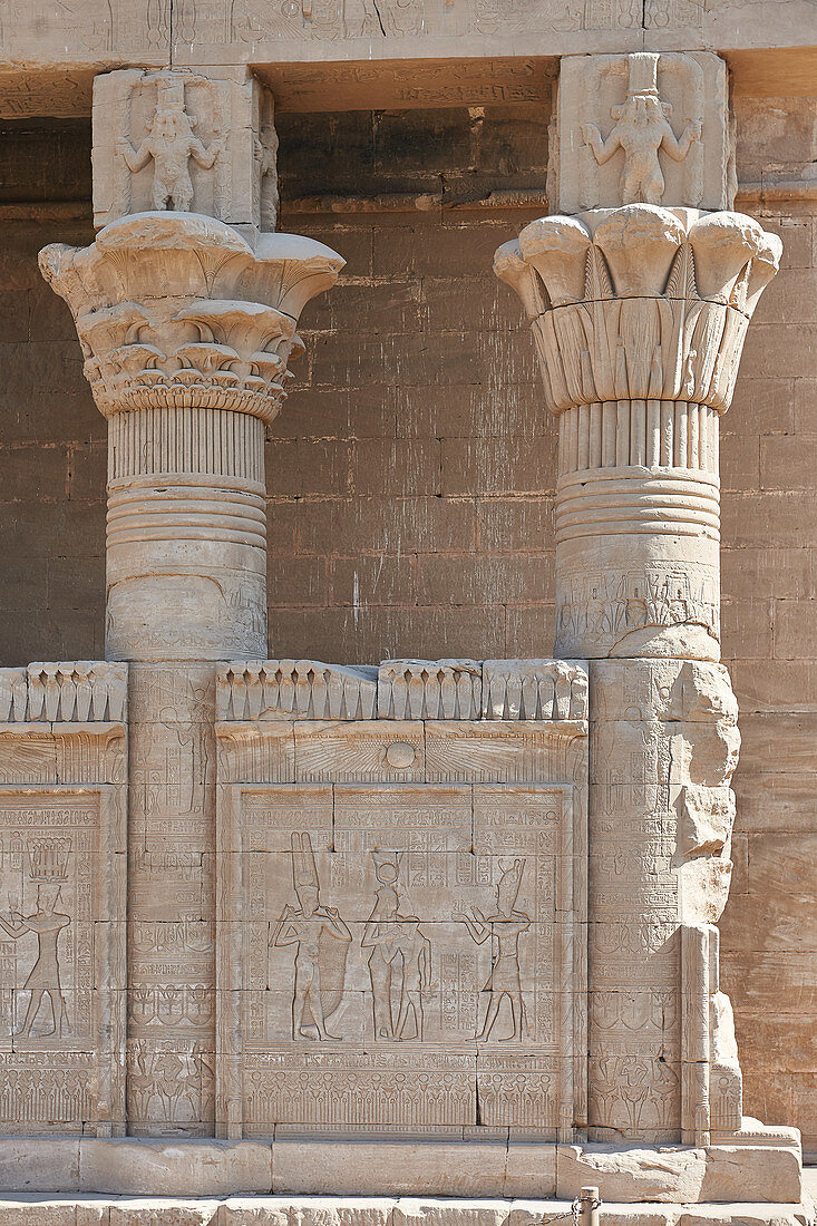 Säulen an einem ägyptischen Tempel, Ägypten