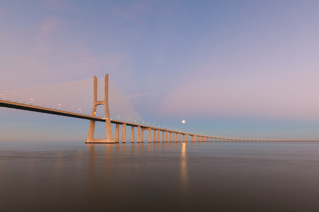 Vasco da Gama Brücke in Lissabon bei Vollmond