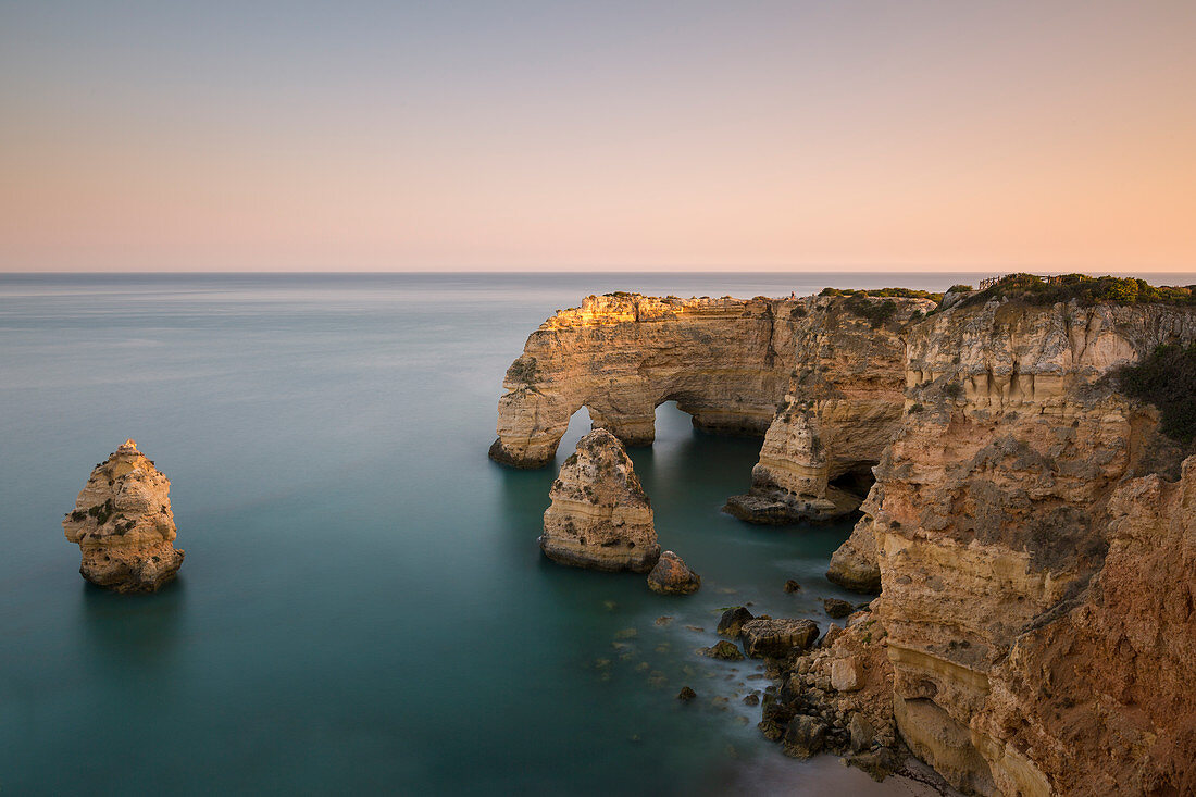 Praia de Marinha, Algarve in Portugal zum Sonnenuntergang